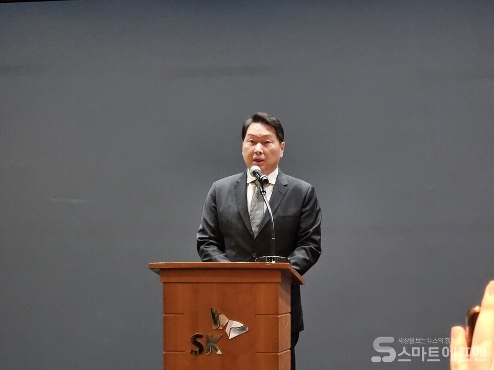 최태원 SK그룹 회장이 7일 SK텔레콤 수펙스홀에서 SK텔레콤 해킹 사태와 관련한 사과문을 발표하고 있다. / 사진=양대규 기자