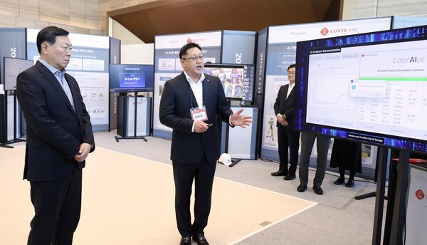 신동빈 회장이 'AI(인공지능) 과제 쇼케이스'에 참석해 롯데케미칼의 AI 기반 컬러 예측 시스템 설명을 듣고 있다. / 사진=롯데그룹