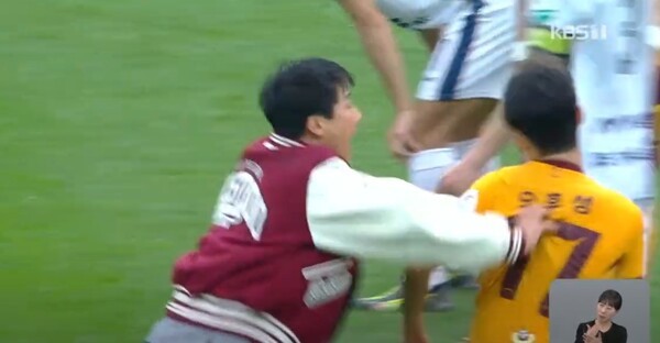 이정효 감독이 그라운드에서 선수를 강하게 밀치는 등 폭행을 히고 있는 장면. / 사진=KBS 뉴스 화면 캡쳐.  