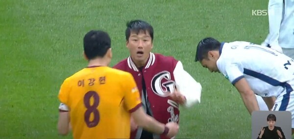이정효 광주FC 감독이 프로축구 경기 중 그라운드에 난입하고 있다. / 사진=KBS 뉴스 화면 캡쳐. 