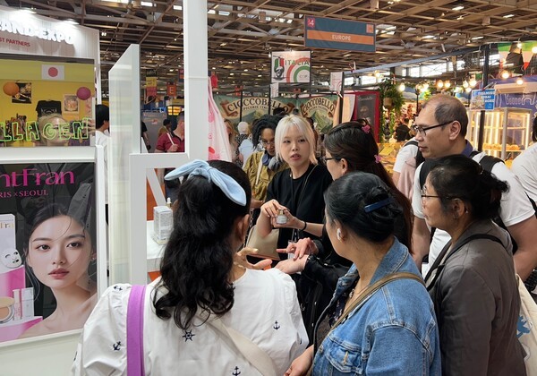 롯데는 12일부터 13일 이틀간 '롯데-대한민국 브랜드 엑스포'를 개최하고 국내 우수 중소기업들의 수출·수입상담회를 진행한다. /사진=롯데지주