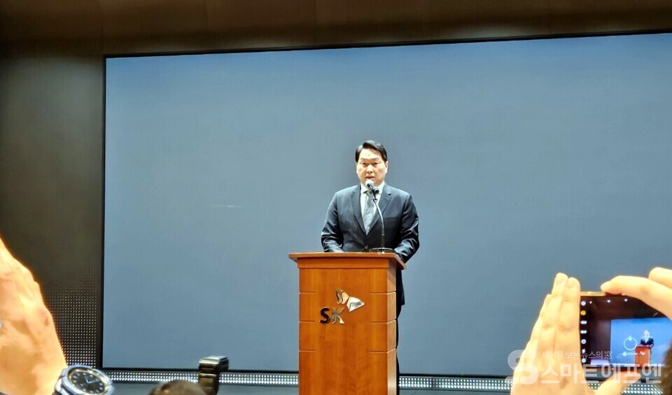 최태원 SK그룹 회장이 SK텔레콤 해킹 사태에 대해 사과문을 낭독하고 있다. / 사진=양대규 기자