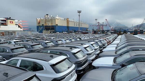 르노코리아가 중형 SUV(스포츠유틸리티차) 그랑 콜레오스의 중남미향 수출 물량을 선적하며 본격적인 해외시장 공략에 돌입했다고 8일 밝혔다./사진=르노코리아