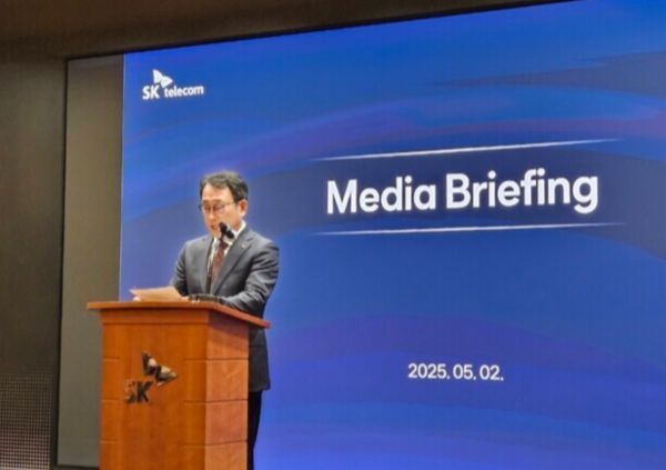 유영상 SK텔레콤 대표가 2일 서울 을지로 SKT타워에서 고객정보 유출과 관련된 브리핑을 하고 있다. / 사진=양대규 기자