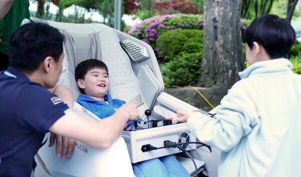 '숭실 창의력 체험축제'에 참여한 어린이가 헬스케어로봇에 대한 설명을 들으며 '에덴로보'를 체험하고 있다. / 사진=바디프랜드