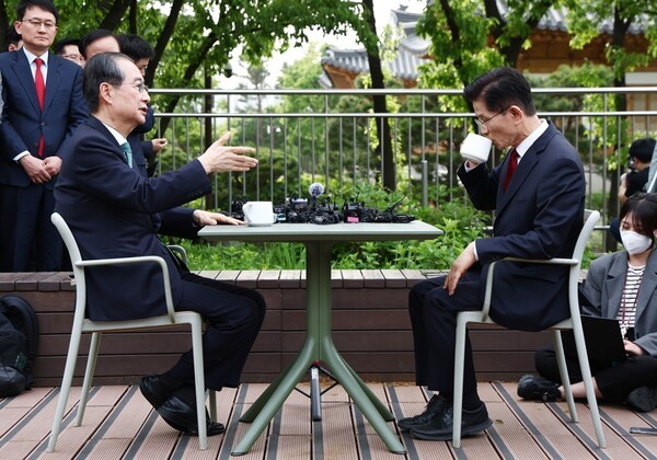 국민의힘 김문수 대선후보와 무소속 한덕수 대선 예비후보가 8일 서울 국회 사랑재에 위치한 커피숍에서 만나 회동하고 있다. / 사진=연합뉴스