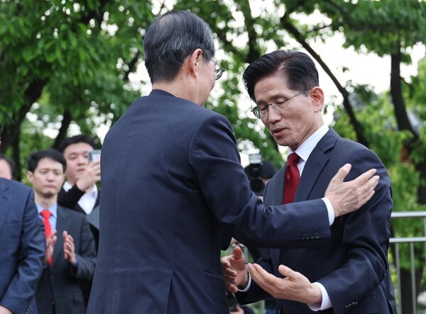 국민의힘 김문수 대선후보와 무소속 한덕수 대선 예비후보가 8일 서울 국회 사랑재에 위치한 커피숍에서 회동을 마친 후 포옹하고 있다. / 사진=연합뉴스