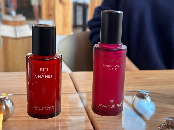 샤넬의 까멜리아 세럼과 아방쥔 윈터 까멜리아 세럼. / 사진=홍선혜 기자 