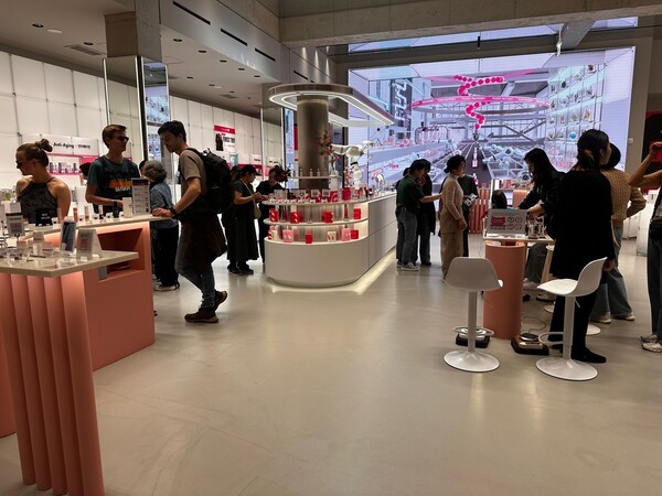 YLESS의 플래그십 스토어에 외국인들이 붐비고 있다. / 사진=홍선혜 기자 