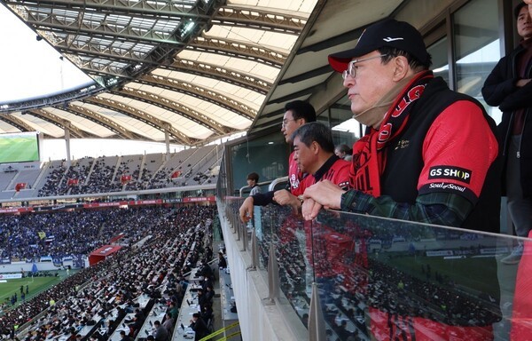 허태수 GS그룹 회장이 지난해 3월 FC서울 리그 홈 개막전을 관람하고 있다/사진=FC서울