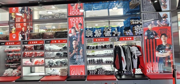 라커룸으로 꾸며진 굿즈존/사진=심영범 기자