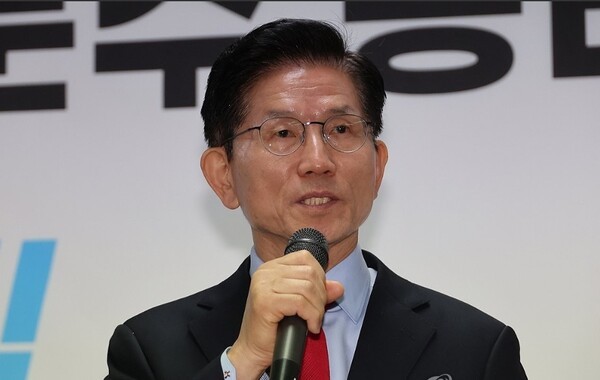 국민의힘 김문수 대선 후보가 10일 서울 여의도 캠프 사무실에서 긴급 기자회견을 열어 당 지도부 주도의 사상 초유 대선 후보 교체 강행에 대한 입장을 밝히고 있다.  / 사진=연합뉴스