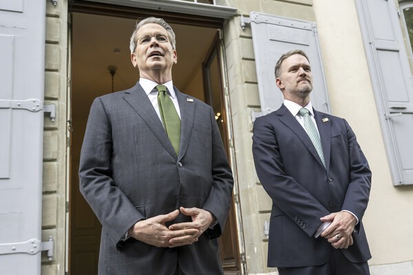 스콧 베센트 미국 재무부 장관(왼쪽)과 제이미슨 그리어 미국 무역대표부(USTR) 대표가 11일 스위스 제네바에서 언론과 만나고 있다. /사진=연합뉴스