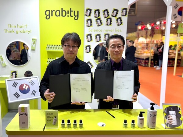 (왼쪽)이해신 폴리페놀팩토리 대표, 김재겸 롯데홈쇼핑 대표가 기념촬영하고 있다/사진=롯데홈쇼핑