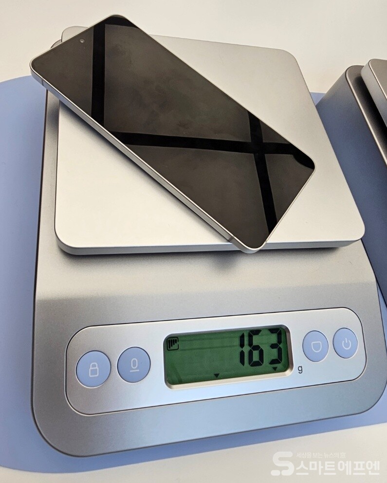 163g의 삼성전자 갤럭시 S25 엣지 /사진=양대규 기자