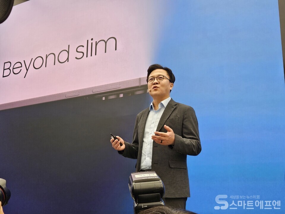 문성훈 삼성전자 모바일경험(MX)사업부 개발실 부사장이 삼성전자 갤럭시 S25 엣지에 대해 설명 중이다. /사진=양대규 기자