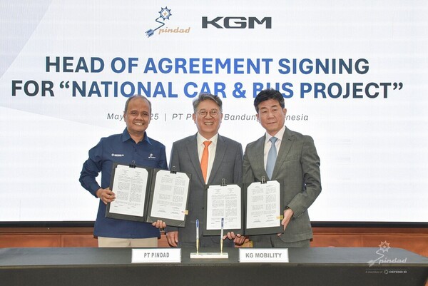 KGM이 인도네시아 핀다드사와 렉스턴 KD 공급 물량 및 사업 확대를 위한 HOA를 체결했다. 사진 중앙 KGM 곽재선 회장, 오른쪽 KGM 황기영 대표이사, 왼쪽 핀다드 시깃 산토사 대표