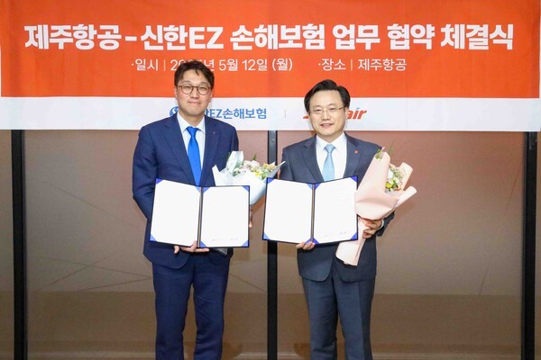 김이배 제주항공 대표이사(오른쪽)와 강병관 신한EZ손해보험 대표이사가 12일 서울 강서구에 위치한 제주항공 서울지사에서 상호협력을 위한 업무협약을 체결한 뒤 기념촬영을 하고 있다. /사진=제주항공