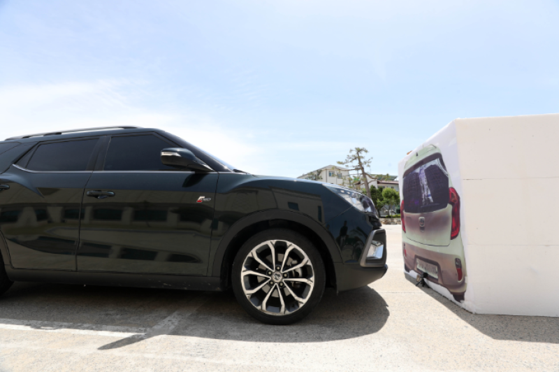 2022년 12월 이도현(사망 당시 12세) 군이 숨진 차량 급발진 의심 사고와 관련해 27일 오후 강원 강릉시 강릉교회 주차장에서 \'자동 긴급 제동장치\'(AEB) 기능 재연시험이 진행됐다. 사고 차량과 같은 2018년식 티볼리 에어 차량이 모닝 차량과 동일한 크기의 모형 스티로폼 앞에서 AEB 기능 작동으로 인해 멈추어 서 있다./사진=연합뉴스