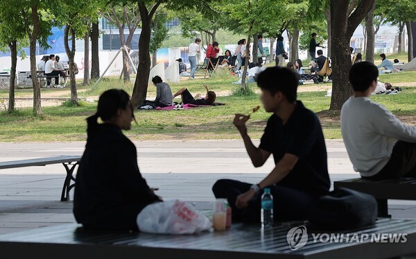 13일 서울 영등포구 여의도한강공원에서 시민들이 그늘 아래 앉아 있다. /사진=연합뉴스