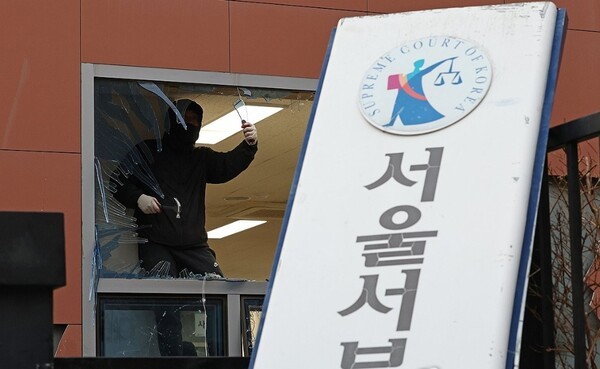 윤 대통령 지지자들이 불법폭력사태를 일으킨 서울 마포구 서울서부지방법원 파손 현장. / 사진=연합뉴스