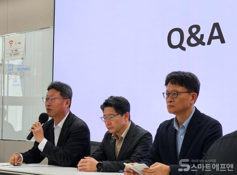 14일 SK텔레콤 일일브리핑에 참석한 (왼쪽부터)김희섭 SK텔레콤 PR센터장, 임봉호 MNO 사업부장, 류정환 네트워크인프라센터장 /사진 양대규 기자