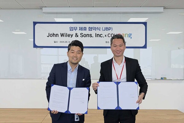 웨인 리 쿠팡 리테일 전무와(왼쪽)와 초멩 탄 와일리 아시아 시니어 디렉터가 기념 촬영을 하고 있다.