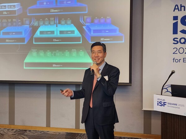 안랩 김학선 전무가 ‘ISF 스퀘어 2025 for Enterprise’에서 인사말을 하고 있다.
