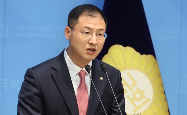 국민의힘을 탈당한 무소속 김상욱 의원이 15일 서울 여의도 국회 소통관에서 더불어민주당 이재명 대선 후보에 대한 지지 선언을 하고 있다. / 사진=연합뉴스