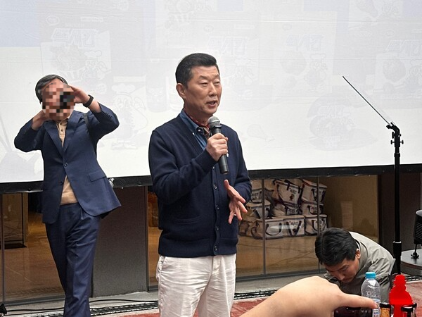 김홍국 하림 회장이 15일 서울 성수동에 위치한 ‘장하다 하림 맥시칸’ 팝업스토어에서 인삿말을 전하고 있다. / 사진=홍선혜 기자