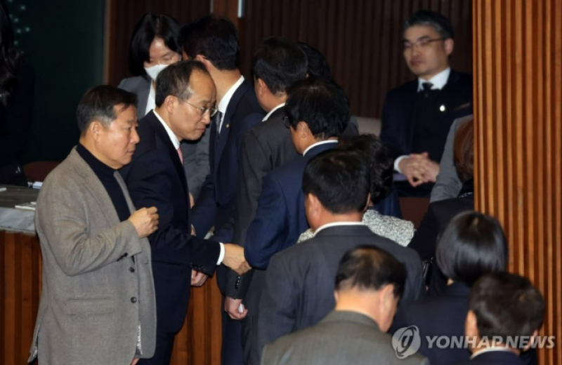 국민의힘 추경호 전 원내대표 등 의원들이 지난해 12월 국회에서 열린 본회의에서 윤석열 대통령 탄핵소추안 투표를 하기 위해 줄을 서고 있다. /사진=연합뉴스