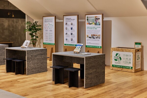 유니클로 롯데백화점 인천점 리유니클로 의류 수거함. 