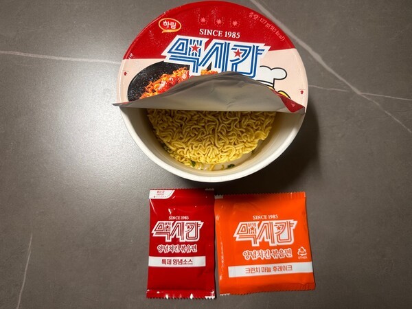 하림 맥시칸 양념치킨 볶음면 개봉 후 모습. / 사진=홍선혜 기자 