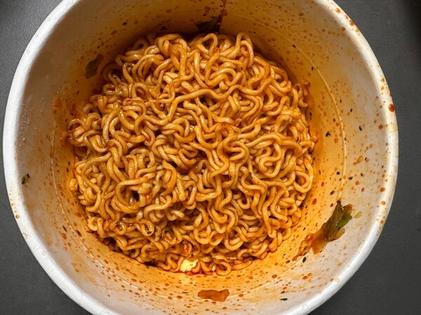 하림 맥시칸 양념치킨 볶음면 조리 후 모습. / 사진=홍선혜 기자 