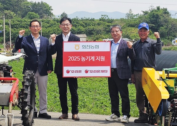 ‘오리온그룹 오!감자합니다 농기계 증정식’(왼쪽부터 권혁용 오리온 AGRO팀 전무, 김부곤 오리온재단 사무국장, 정각상 보성시 회천농협 조합장, 양덕수 보성시 회천농협 영농회장) / 사진=오리온