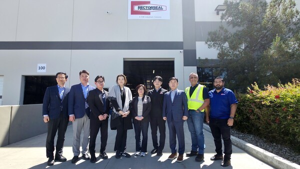 한진 경영진이 미주지점 고객사인 렉토실(Rectorseal)을 방문했다. 왼쪽 네번째부터 조현민 사장, 일곱번째 노삼석 대표이사 사장 / 사진=한진