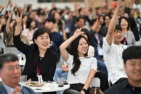 쿠팡 임직원과 가족들이 패밀리 데이 축제를 즐기고 있다. 