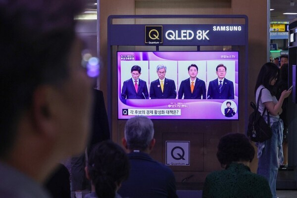 지난 18일 서울역 대합실에서 시민들이 제21대 대선 1차 후보자 토론회 중계방송을 지켜보고 있다./사진=연합뉴스