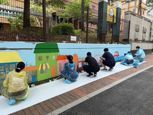 한국앤컴퍼니그룹이 올해에도 임직원과 함께하는 '벽화그리기' 봉사활동을 펼쳤다고 19일 밝혔다. /사진=한국앤컴퍼니그룹
