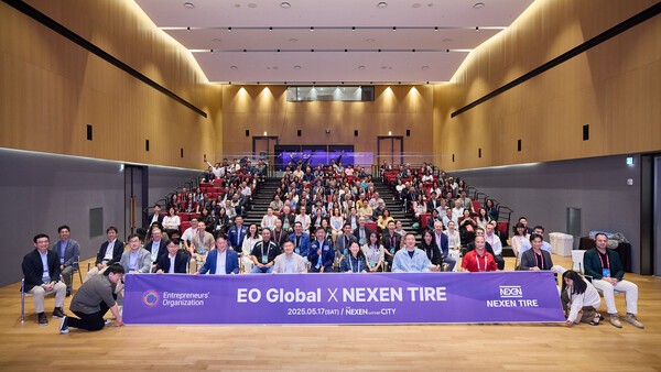 넥센타이어가 세계적 기업가 네트워크인 'Entrepreneurs’ Organization(EO)' 소속 회원들을 초청해 사옥 투어 및 교류 행사를 열고, 넥센타이어의 위상과 브랜드 경쟁력을 소개했다고 19일 밝혔다. 사진은 서울 마곡에 위치한 넥센타이어 중앙연구소를 방문한 EO 소속 회원들이 5월 17일 넥센타이어 임직원들과 함께 단체 기념사진을 촬영하고 있다. /사진=넥센타이어