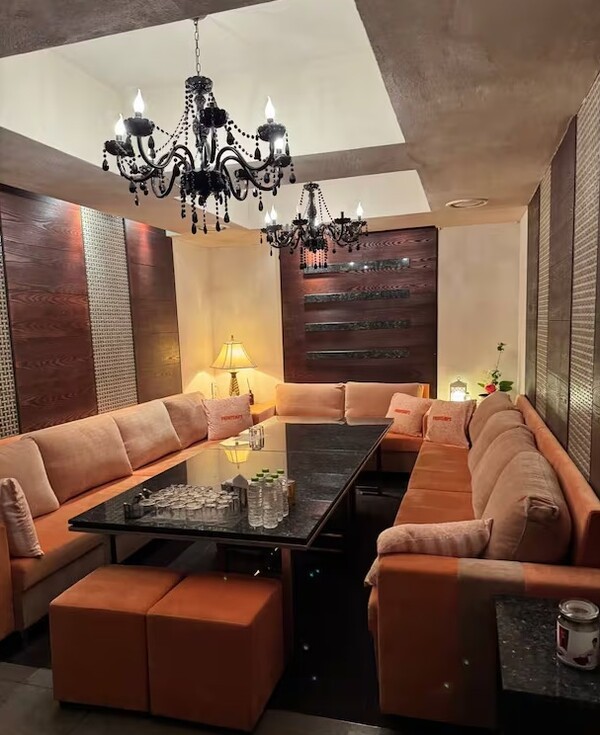 지귀연 판사가 접대를 받은 룸살롱의 내부로 추정되는 사진. / 사진=민주당