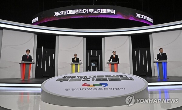 더불어민주당 이재명·개혁신당 이준석·민주노동당 권영국·국민의힘 김문수 대선후보가 18일 서울 마포구 상암동 SBS 프리즘센터 스튜디오에서 열린 제21대 대선 1차 후보자 토론회 시작을 기다리고 있다. /사진=연합뉴스