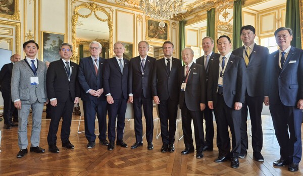 에마뉘엘 마크롱 프랑스 대통령, 류진 한경협 회장을 비롯한 한국 민간 경제사절단이 19일 프랑스 베르사유궁에서 열린 '한-프랑스 특별 라운드테이블'에 참석해 기념촬영을 하고 있다. 왼쪽부터 오정강 엔켐 대표, 장재훈 현대차 부회장, 쟝 르미에르 BNP파리바 회장, 프랑수와 자코브 에어리퀴드 CEO, 류진 한경협 회장, 에마뉘엘 마크롱 프랑스 대통령, 손경식 CJ회장, 바우터 반 베르쉬 에어버스 수석부사장, 허진수 SPC 사장, 조원태 대한항공 회장, 김창범 한경협 부회장 /사진=한경협