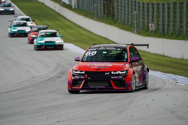 넥센타이어가 지난 17~18일 용인 에버랜드 스피드웨이에서 진행된 '현대 N 페스티벌' eN1컵 1라운드 더블레이스에서 모두 우승했다고 20일 밝혔다. 사진은 넥센타이어를 장착하고 우승한 DCT 레이싱 김영찬 선수 차량이 주행하고 있다./사진=넥센타이어