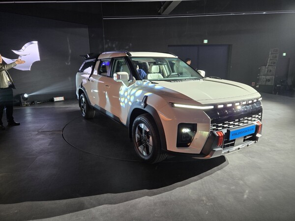 5일 신차발표회에 나온 무쏘 EV 전측면./사진=김동하 기자