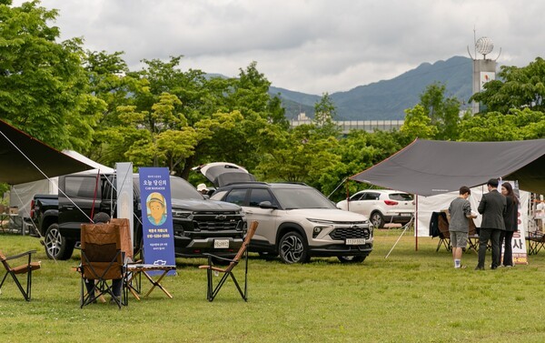 '2025 코베아 캠핑 페스티벌'에 전시된 쉐보레 콜로라도와 트레일블레이저./사진=한국GM