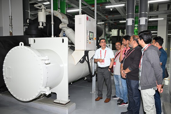 서울 마곡에 위치한 LG사이언스파크를 방문해 초대형 냉방기인 '칠러(Chiller)'를 살펴보는 글로벌 사우스 컨설턴트 /사진=LG전자