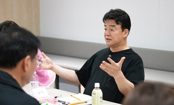 백종원 더본코리아 대표가 가맹점주와 소통하고 있다. / 사진=더본코리아 