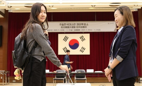 제21대 대통령 선거 재외투표 첫날인 20일 일본 도쿄 미나토구 주일한국대사관에 마련된 재외투표소에서 유권자가 투표함에 투표용지를 넣고 있다. / 사진=연합뉴스