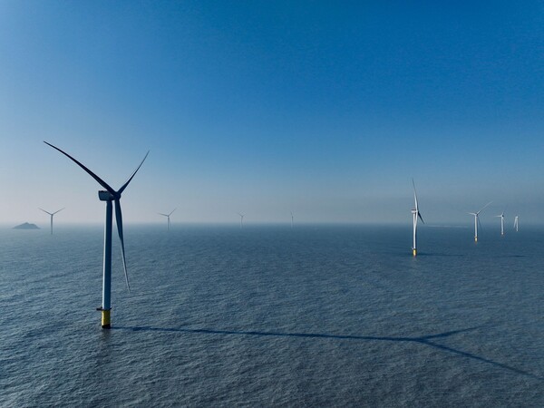 전라남도 신안군 자은도 북서쪽 공유수면해상에 위치한 전남해상풍력 1단지에 10MW급 풍력발전기 10기가 설치돼 있다. /사진=SK이노베이션